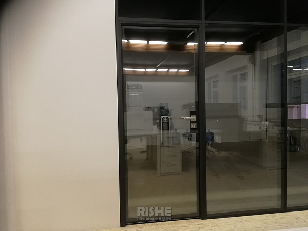 Стеклянные двойные офисные перегородки и двери в черном профиле Slim (13).jpg